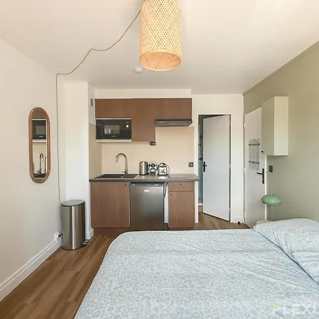 Appartamento Charming 16m In 20 With Shared Terrace Parigi